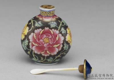 图片[2]-Glass-body painted enamel snuff bottle with winding peony branches on a black background, Qing dynasty, Qianlong reign (1736-1795)-China Archive